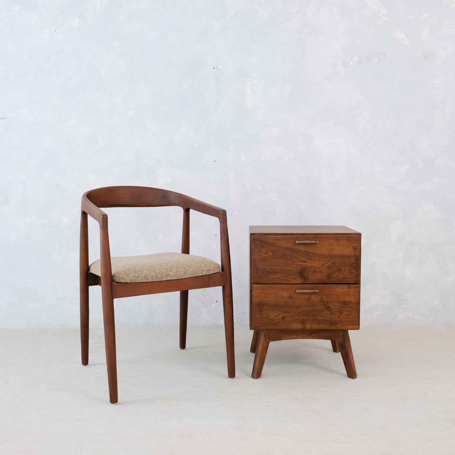 ensemble-chaises-table-chevet-deux-tiroirs-bois-teck